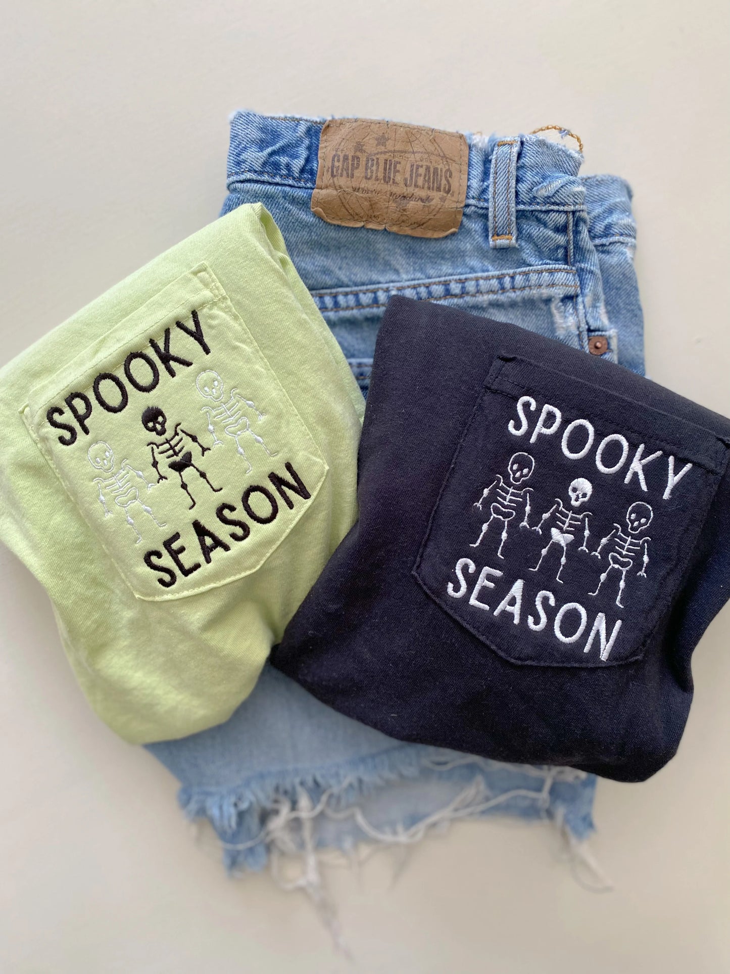 SPOOKY SKELETON POCKET TEE