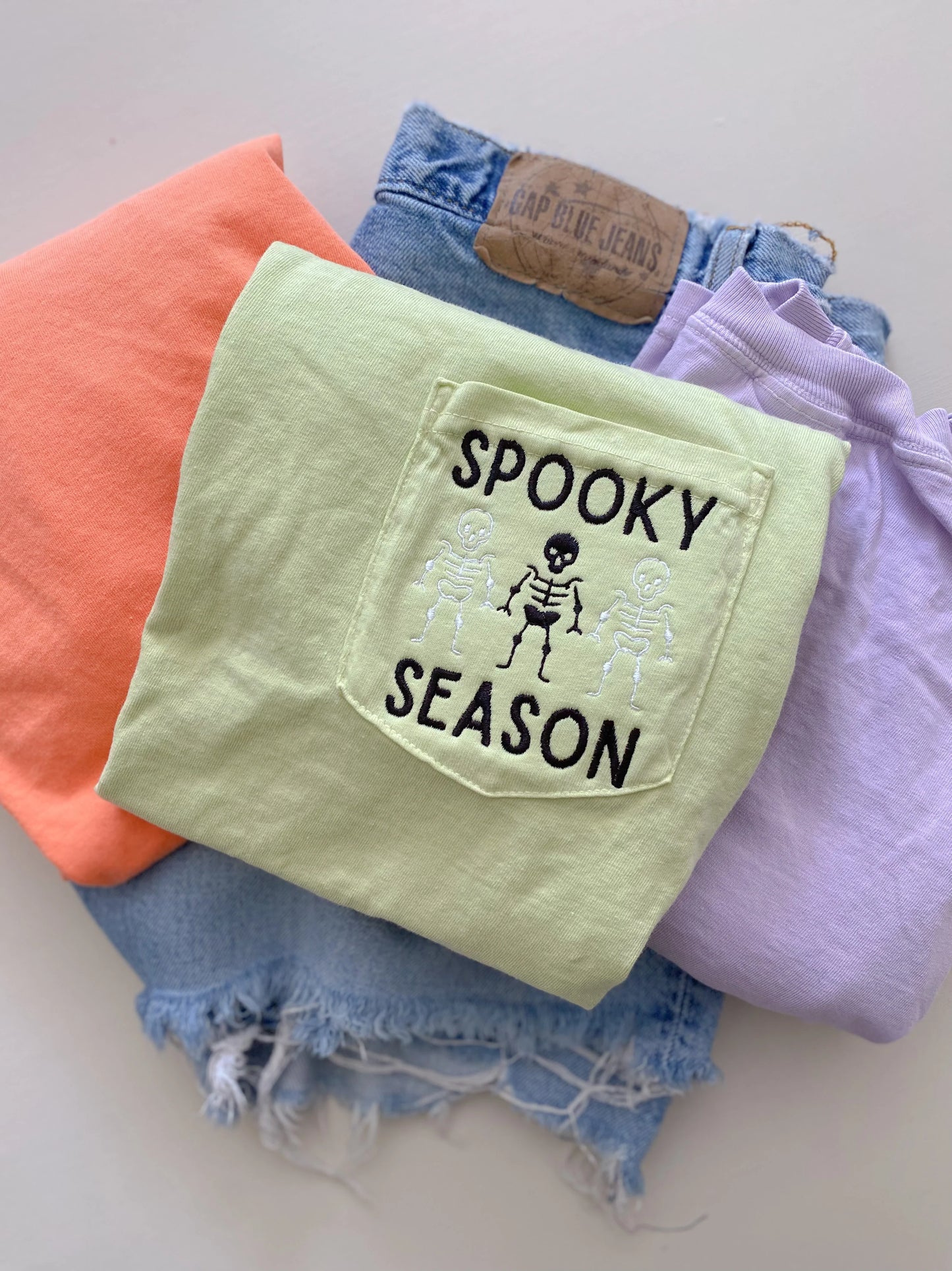 SPOOKY SKELETON POCKET TEE